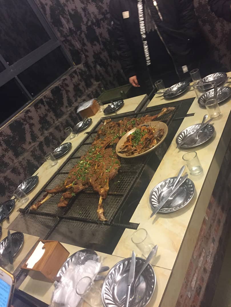 CSS 网页保持全屏并自动伸长